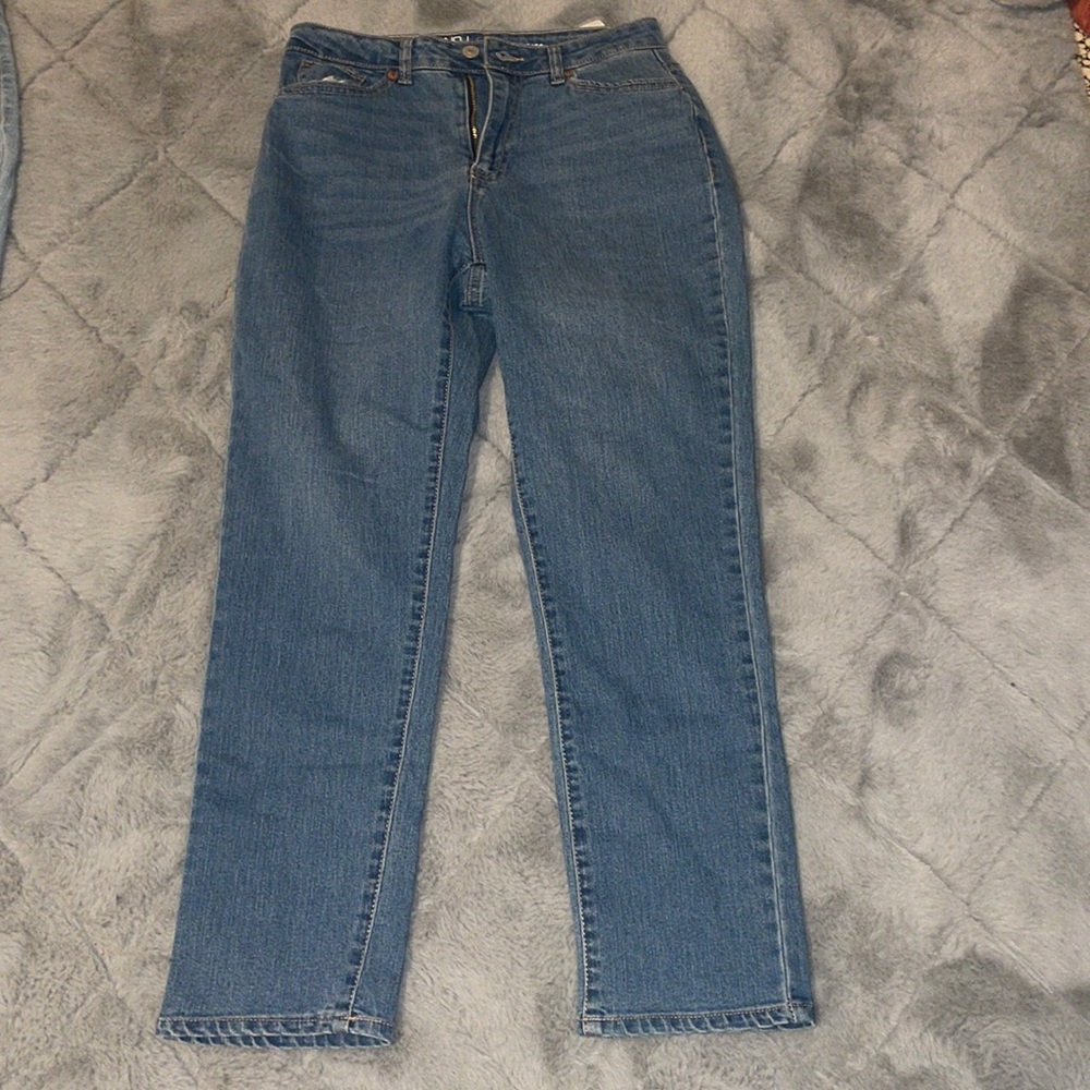 No boundaries, high rise mom jeans